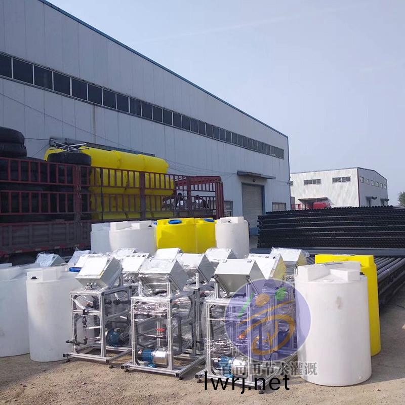 施肥(fei)機(ji)髮(fa)貨(huo)